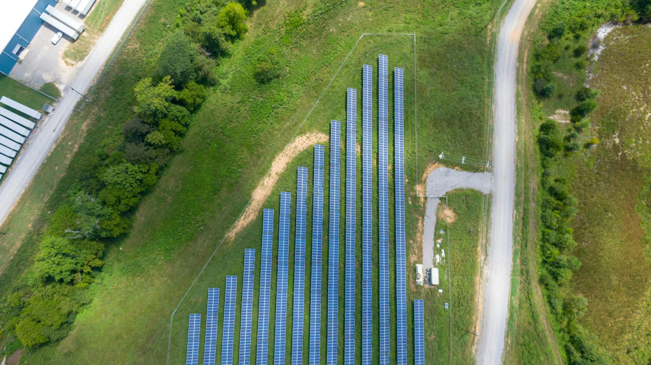 Luftaufnahme Des Sonnenkollektorarrays Auf Grünem Gras