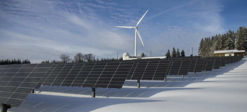 Sonnenkollektoren Auf Schnee Mit Windmühle Unter Klarem Tageshimmel